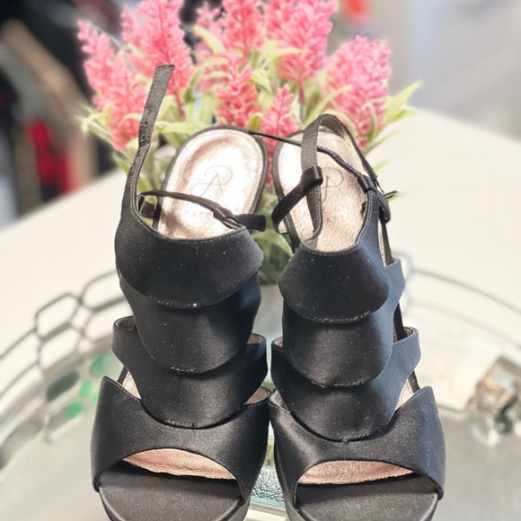 Beautiful stilettos - Picture 2 of 3